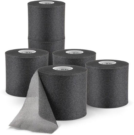 Stapel van zes zwarte rollen sporttape, met één rol deels afgewikkeld.