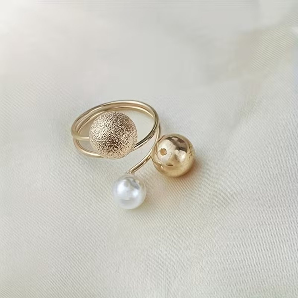 Sjaalklem - Sjaal Klem - Sjaal Ring - Ring - Klem - Sjaal - Goud kleurig - Drie Bolletjes