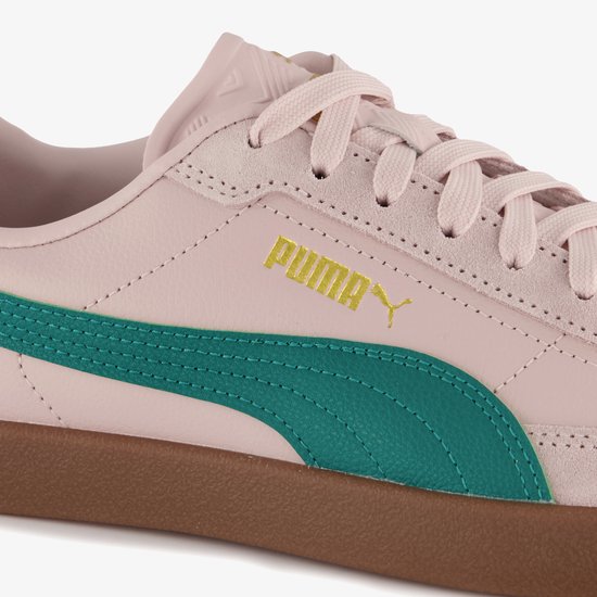 Roze Puma sneaker met groene streep en gouden 'PUMA'-opschrift.