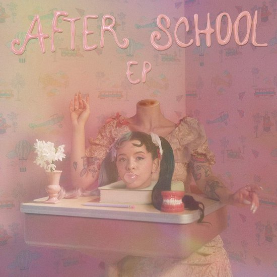Melanie Martinez EP 'After School' albumhoes met een pop met een roze kauwgomballen-look.