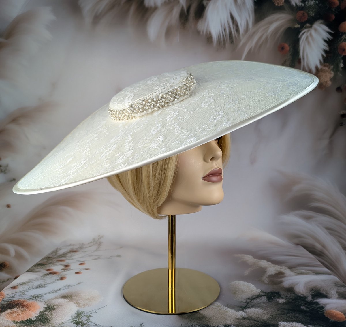 Creaciones Hoeden Collectie – Pamela Hoed – Natuurlijke vezels ivoor – Kant en parelband – Universele maat – Handgemaakt en Uniek