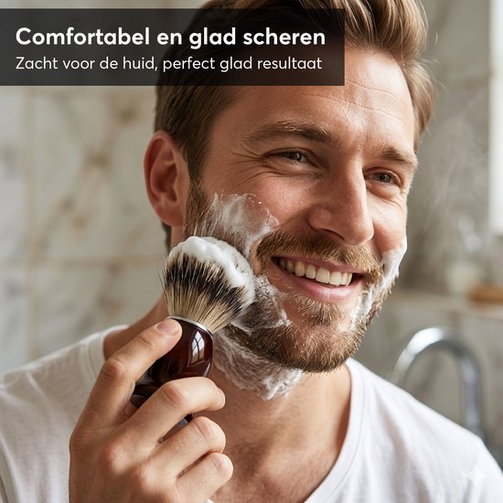 Man met glimlach scheert zijn gezicht met een SIMIA scheerkwast en scheerschuim.