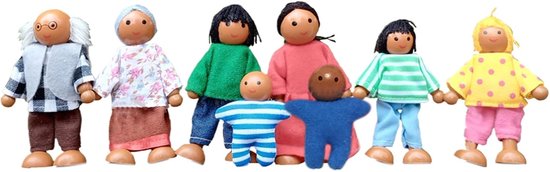 Een houten familie van zeven poppetjes, staande in een rij. Variërend in leeftijd, met verschillende kleding.