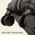 Detail van de vier stille 360° zwenkwielen van de zwarte koffer.