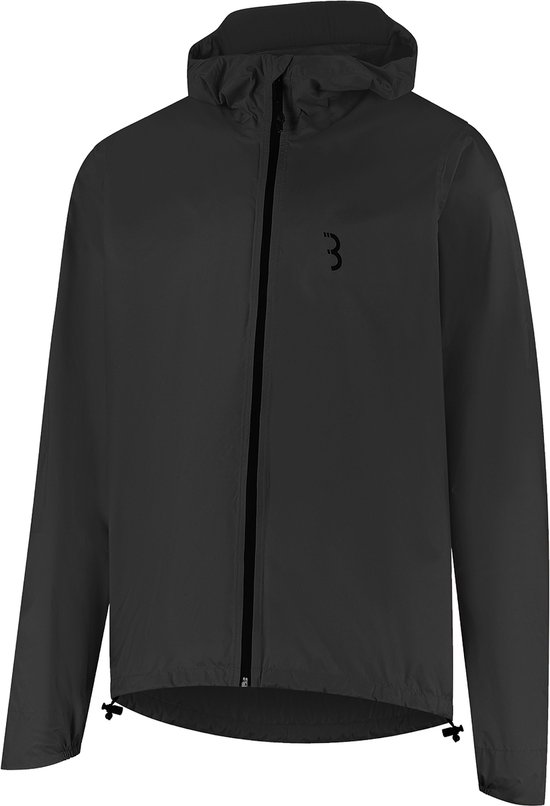 Zwarte fietsjas met capuchon en rits, met een klein zwart logo op de borst.
