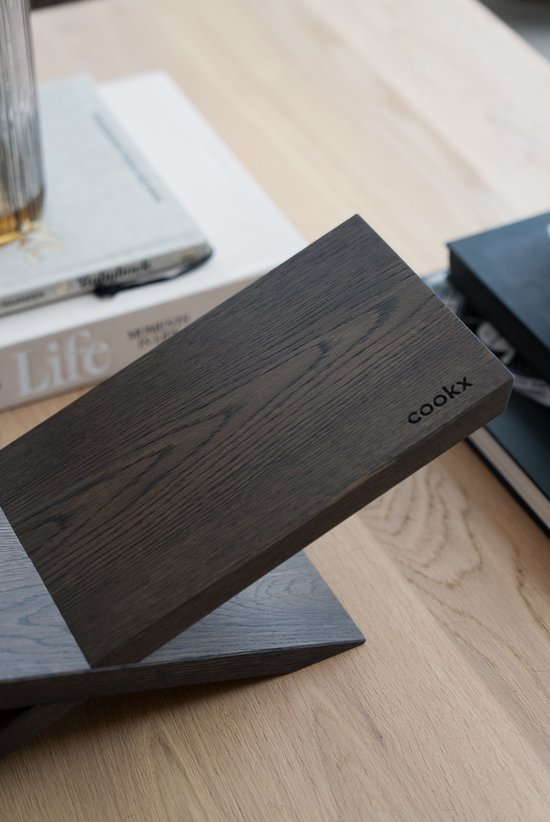 Donkerbruine eikenhouten boekenstandaard, met het logo 'cookx', op een houten tafel.