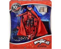 Bandai - Miraculous Ladybug 10th Birthday Doll - Limited Edition Set met accessoires - Officieel gelicentieerd Miraculous - 26 cm gelede modepop - Kinderspeelgoed 4+ - P50199