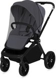 Grijze kinderwagen met muggennet over de zitting en verstelbare duwstang.