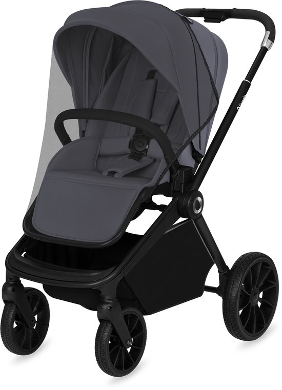 Grijze kinderwagen met muggennet over de zitting en verstelbare duwstang.
