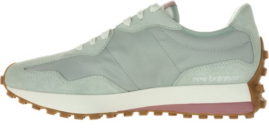 Zijaanzicht van de lichtgroene New Balance 327 sneaker met roze detail op de hak en witte zool.