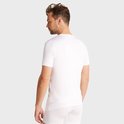 Man van achteren gezien, draagt een wit T-shirt met V-hals.