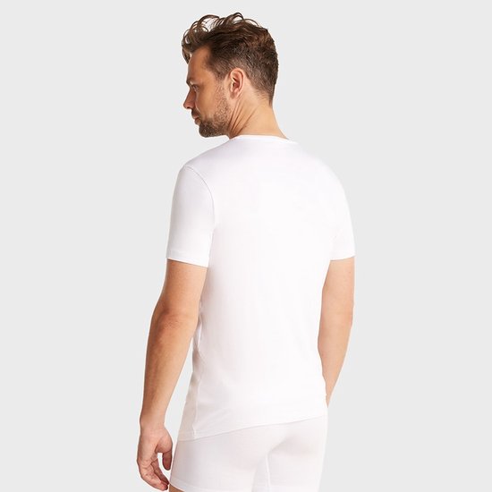Man van achteren gezien, draagt een wit T-shirt met V-hals.
