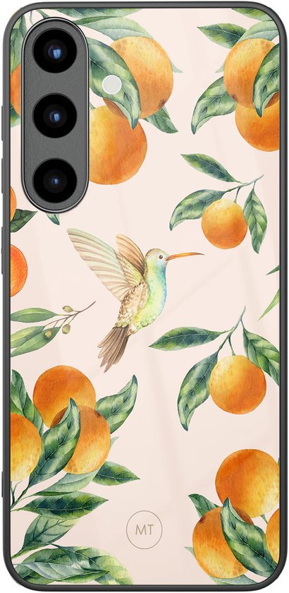 Coque de téléphone noire avec un imprimé de fruits oranges, feuilles vertes et un colibri sur fond clair.