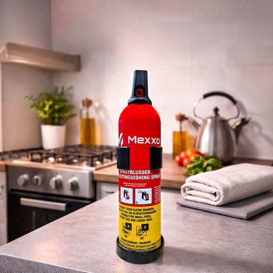 Rode Mexxo brandblusser op een aanrecht in een keuken. De brandblusser staat voor een waterkoker en een handdoek.