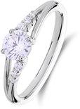 Zilverkleurige ring met een centrale zirkonia en kleinere steentjes op de band.