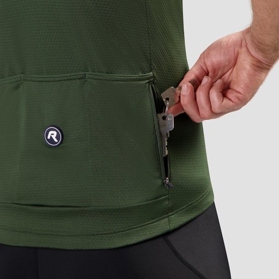 Hand die sleutels uit een achterzak met rits van een donkergroen wielershirt haalt.
