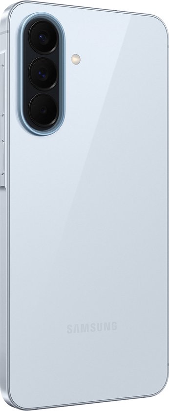 Achterkant van de Samsung Galaxy A57 5G in ijsblauw met drie camera's.