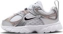 Kindersneaker van Nike in wit met zilveren en roségouden accenten, met zwarte swoosh.