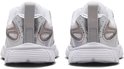 Achterkant van twee witte Nike kindersneakers met zilveren en roségouden details.