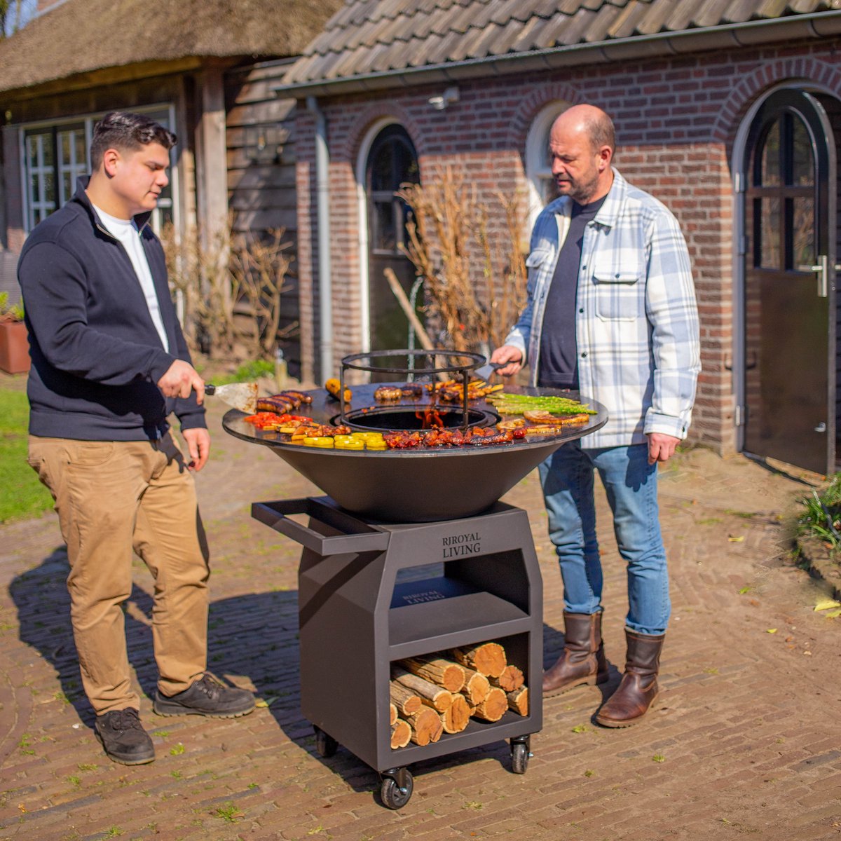 RJRoyal Living BBQ Plancha Grill Maestro XXXL Ø100cm Blackline - Met Grote wielen en houtopslag vuurschaal 100cm stalen bakplaat