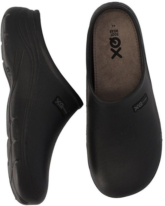 Een paar zwarte klompen, gezien vanaf de zijkant en de bovenkant. Met voetbed en het XQ Footwear logo.