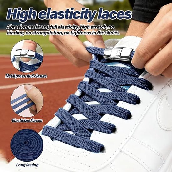Donkerblauwe elastische veters met metalen druksluiting, toegepast op witte sneakers.