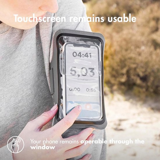 Een telefoon met een fitness-app op een scherm, in een grijze sportarmband om een arm. Een hand raakt het scherm aan. Tekst 'Touchscreen remains usable' staat bovenaan.