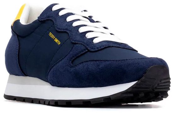 Driekwart aanzicht van blauwe Teddy Smith sneaker met witte veters en geel merkopdruk.