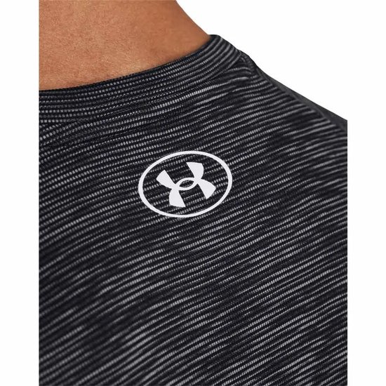 Detail van een zwart gestreept sportshirt met wit Under Armour logo op de borst.