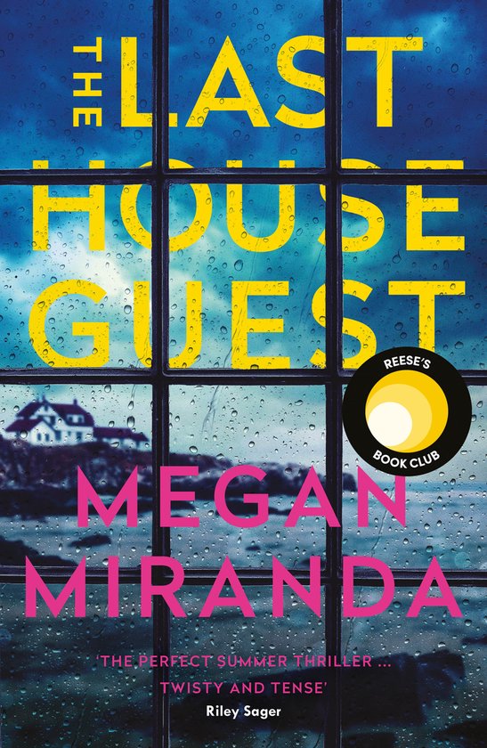 Boekcover met gele tekst 'The Last House Guest' en 'Megan Miranda' op een achtergrond van regenachtige ramen met een huis aan de kust.