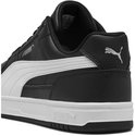 Achterkant van een zwarte Puma sneaker met witte streep en Puma logo op de hiel.