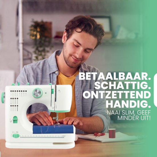 Jonge man met een grijze openvallende jas over een okergele T-shirt gebruikt een witte naaimachine met lichtgroene details. Tekst: BETAALBAAR. SCHATTIG. ONTZETTEND HANDIG. NAAI SLIM, GEEF MINDER UIT!