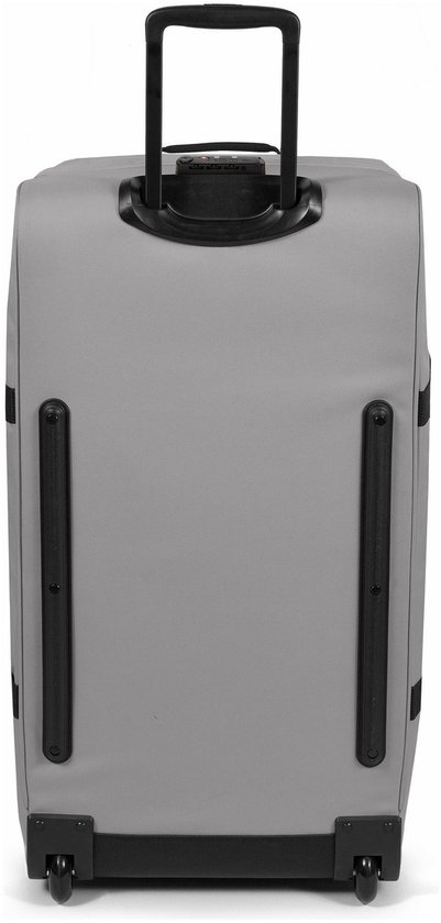 Achterkant van een grijze Eastpak koffer met zwarte wielen en beschermstrips.