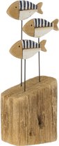 Drie decoratieve houten vissen met blauw-witte strepen op een houten voet.