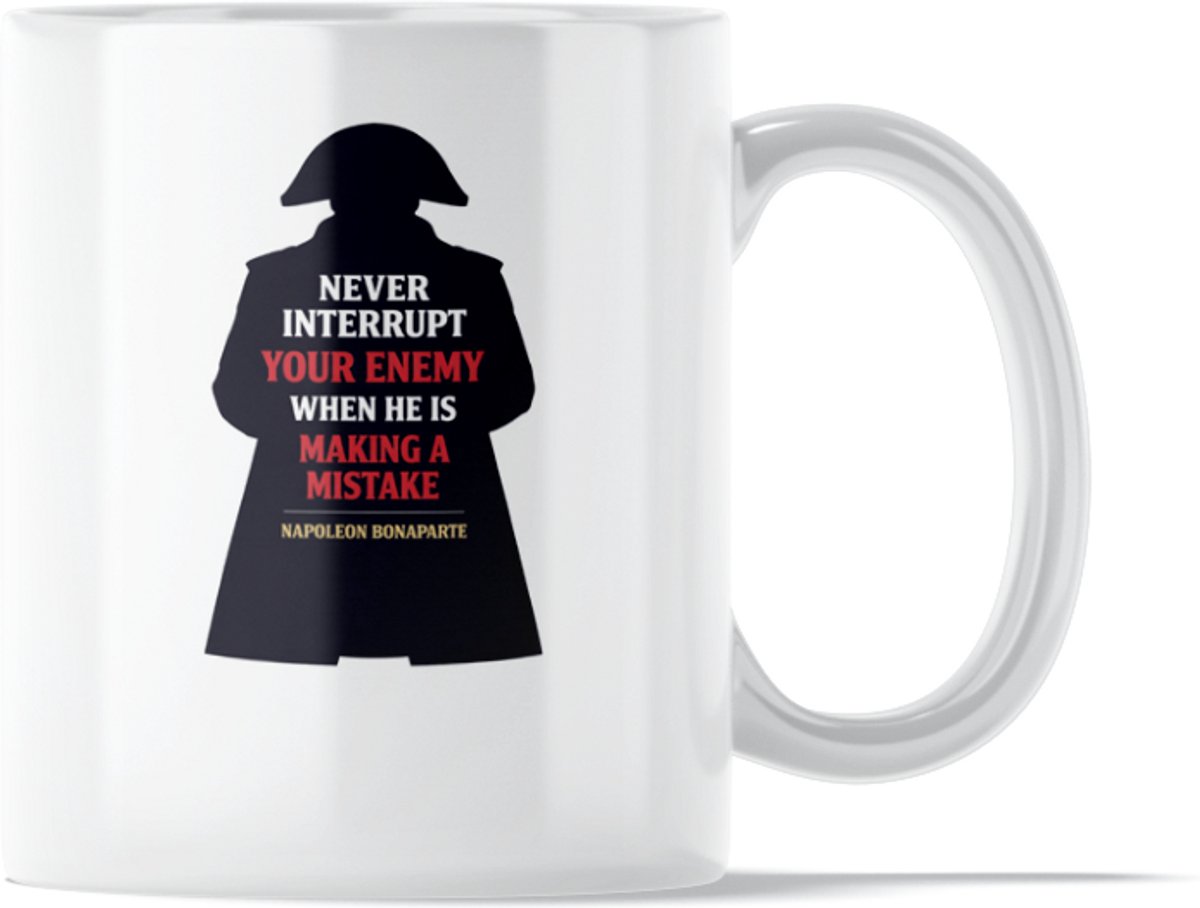 Mok Napoleon Bonaparte – NEVER INTERRUPT YOUR ENEMY WHEN HE IS MAKING A MISTAKE – strategische wijsheid & macht – mindset discipline focus – cadeau voor werk strategisch denken sales– 330 ml