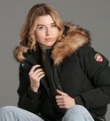 Dichtbij van een groene gewatteerde bomberjack met bontkraag en Superdry logo op de mouw.