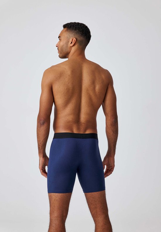 Achterkant van donkerblauwe boxershorts met zwarte elastische band.