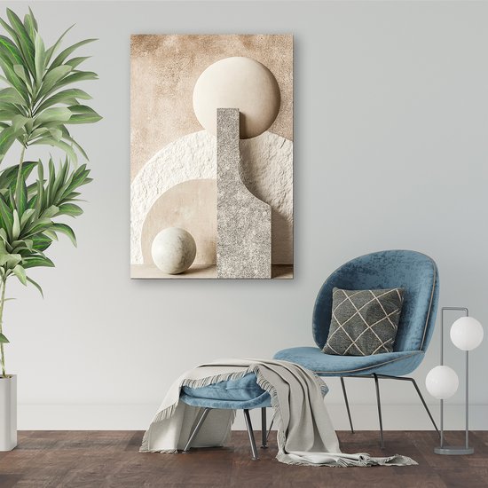 Œuvre d'art abstraite avec des formes beiges, blanches et grises au-dessus d'un fauteuil bleu.