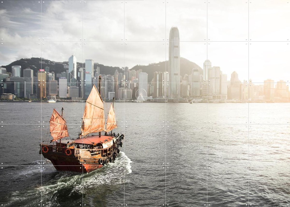 IXXI Hong Kong Dukling Boat, Claire Droppert - 140 x 100 cm - Gratis ophangtool - Grote wanddecoratie en posters - Naturalisme, Realisme, Fotografie