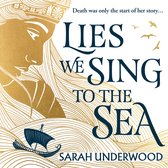 Couverture de livre avec une illustration dorée d'une femme, des vagues, un navire et le titre 'Lies We Sing To The Sea'.