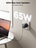 Joyroom GaN-oplader aangesloten op stopcontact, laadt een laptop op met tekst "65W Max Snel Opladen".