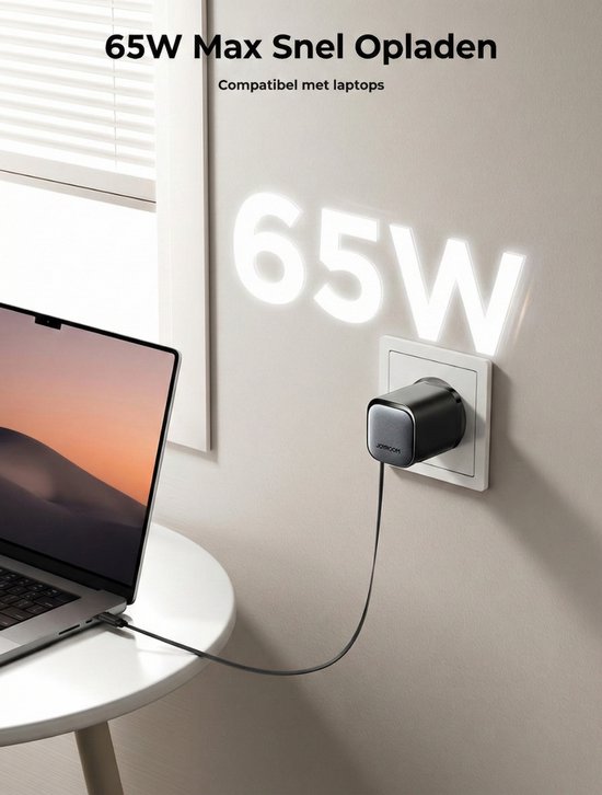 Joyroom GaN-oplader aangesloten op stopcontact, laadt een laptop op met tekst "65W Max Snel Opladen".