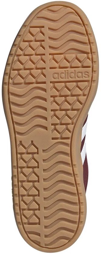 Onderkant van bordeauxrode Adidas sneakers met bruine zool en Adidas-logo.