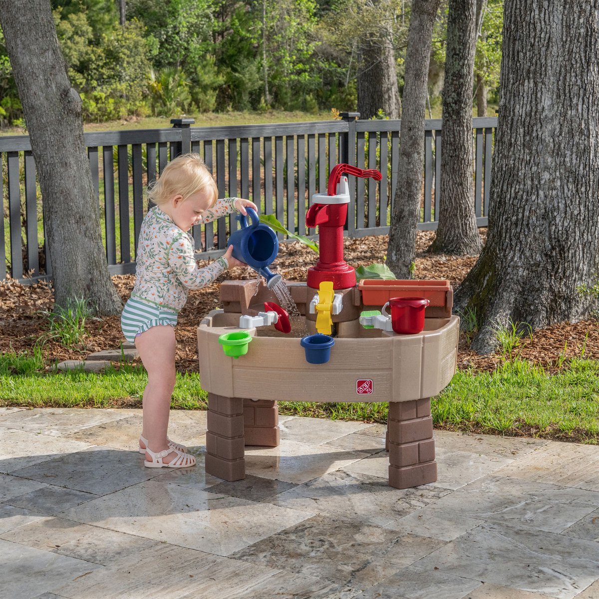 Step2 Pump & Splash Discovery Watertafel – Met waterpomp en 8 accessoires – Waterspeeltafel voor peuters – Buiten speelgoed vanaf 2 jaar – Activiteitentafel met water voor de tuin / buiten — afbeelding 3