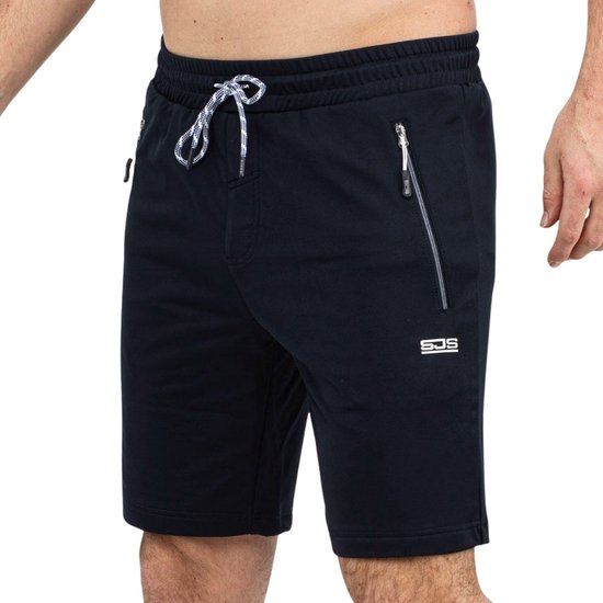 Donkerblauwe korte broek met trekkoord, ritssluitingen en 'SJS' logo. Van voren gezien.