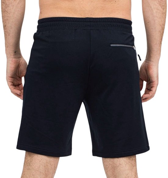 Donkerblauwe korte broek met ritssluiting achterzak en trekkoord. Van achteren gezien.