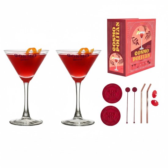 Deux cocktails Cosmopolitan garnis, deux sous-verres, des touillettes, des pailles et des ombrelles à cocktail, à côté de la boîte cadeau.