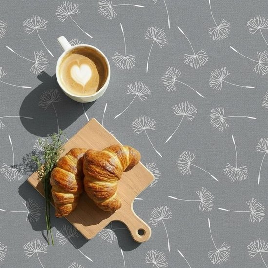 Grijze tafelzeil met wit pluizenbloem patroon, met croissants en koffie.