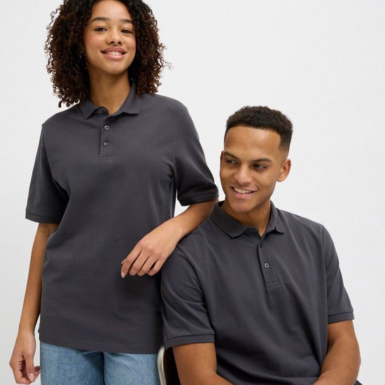 Vrouw en man dragen identieke donkergrijze poloshirts. De vrouw heeft krullend haar.