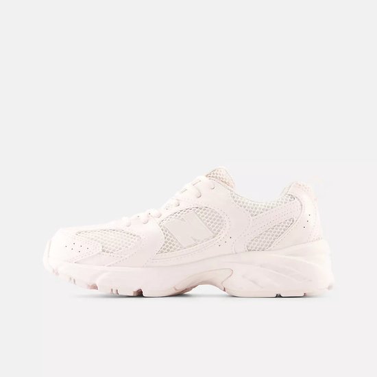Lichtroze New Balance sneaker met mesh details en een grote N op de zijkant.